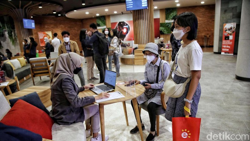 Grapari Telkomsel di Mall Kelapa Gading, Jakarta Utara, pasti bikin konsumen betah berkunjung. Bagaimana tidak, tempat ini disulap seperti kafe.
