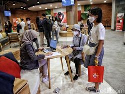 Nongkrong di Kafe? Bukan, Ini Grapari Telkomsel Kelapa Gading