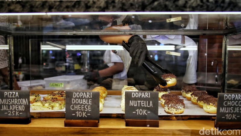 Grapari Telkomsel di Mall Kelapa Gading, Jakarta Utara, pasti bikin konsumen betah berkunjung. Bagaimana tidak, tempat ini disulap seperti kafe.