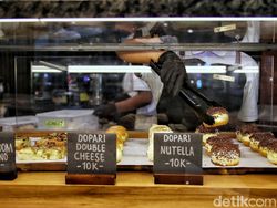 Nongkrong di Kafe? Bukan, Ini Grapari Telkomsel Kelapa Gading