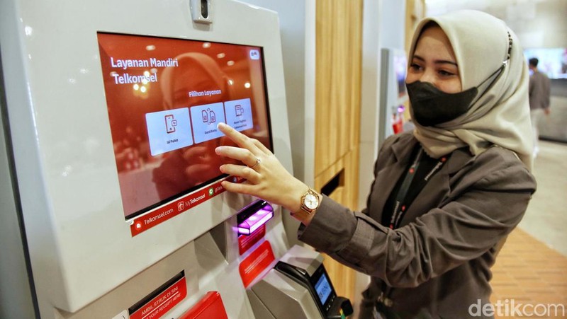 Grapari Telkomsel di Mall Kelapa Gading, Jakarta Utara, pasti bikin konsumen betah berkunjung. Bagaimana tidak, tempat ini disulap seperti kafe.