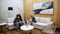 Grapari Telkomsel di Mall Kelapa Gading, Jakarta Utara, pasti bikin konsumen betah berkunjung. Bagaimana tidak, tempat ini disulap seperti kafe.