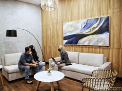 Nongkrong di Kafe? Bukan, Ini Grapari Telkomsel Kelapa Gading