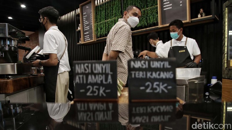 Grapari Telkomsel di Mall Kelapa Gading, Jakarta Utara, pasti bikin konsumen betah berkunjung. Bagaimana tidak, tempat ini disulap seperti kafe.