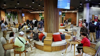 Grapari Telkomsel Mall Kelapa Gading memiliki luas 807 m2 yang terdiri dari area layanan, Device Center, Pojok Orbit dan Telkomsel kolaborasi dengan coffee shop the acre yg ada di Menteng dengan nama the a cafe.