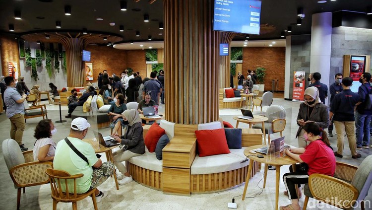 Grapari Telkomsel di Mall Kelapa Gading, Jakarta Utara, pasti bikin konsumen betah berkunjung. Bagaimana tidak, tempat ini disulap seperti kafe.