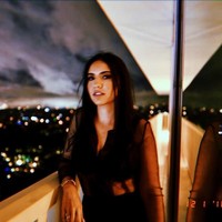 Noor Alfallah dikabarkan jadi pacar baru aktor Al Pacino, setelah keduanya beberapa kali tertangkap kamera jalan bersama. Terbaru, Noor dan Al menghabiskan makan malam bersama di Los Angeles, Sabtu (9/4/2022) lalu. Foto: Instagram/@nooralfallah