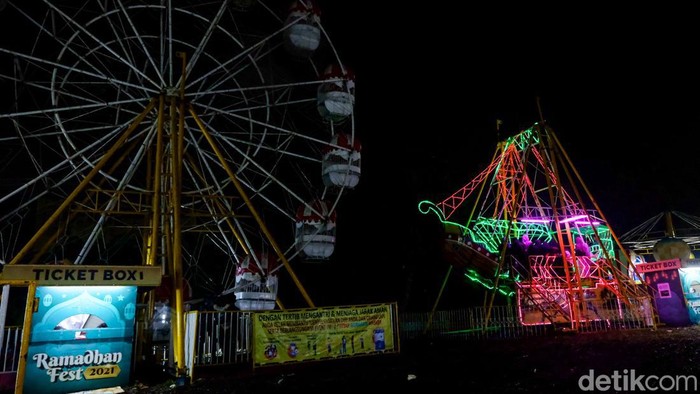 Pasar malam jadi hiburan yang kerap dinanti warga saat bulan Ramadan. Di sana warga dapat berbelanja, berburu kuliner hingga bermain di wahana permainan.