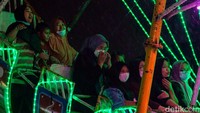 Kehadiran pasar malam Ramadan ini menarik perhatian masyarakat. Tak sedikit warga berdatangan ke sana selepas salat tarawih.