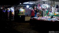 Sejumlah pedagang menjajakan pakaian hingga beragam pernak-pernik lainnya di pasar malam ini.