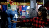 Selain itu, pasar malam juga kerap menjadi tujuan warga untuk berburu kuliner.