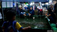 Pasar malam ini pun menjadi magnet tersendiri bagi warga sekitar. Meski cuaca hujan, antusiasme warga tetap tinggi. Sudah ada sejak lama, berkunjung ke pasar malam tak jarang menjadi ajang nostalgia masa kecil.