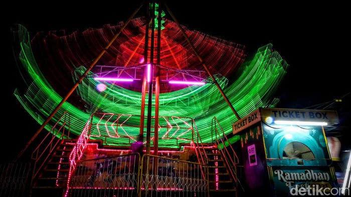 Pasar malam jadi hiburan yang kerap dinanti warga saat bulan Ramadan. Di sana warga dapat berbelanja, berburu kuliner hingga bermain di wahana permainan.