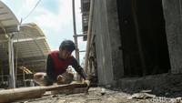 Pekerja menyelesaikan revitalisasi Pasar Induk Cibitung di Kabupaten Bekasi, Jawa Barat, Kamis (14/4/2022).