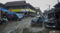 Jalan yang becek serta bau menjadi kebiasaan di pasar ini.