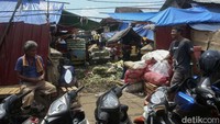 Tampak para pedagang tengah beraktivitas.