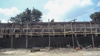 Tampak pekerja terus mengerjakan revitalisasi Pasar Induk Cibitung.