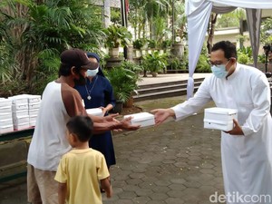 Sambut Paskah di Bulan Ramadan, Gereja di Semarang Bagi-bagi Takjil