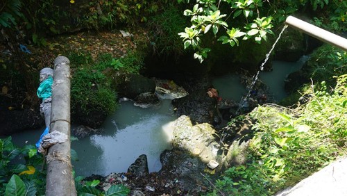 limbah dari pengolahan tahu yang berasal dari kedelai ini, dibuang ke aliran sungai