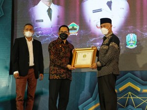 Pemprov Sumbar Dapat Penghargaan Adinata Syariah Kategori Keuangan Mikro