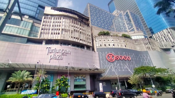 penampakan tunjungan plaza 5 surabaya terbakar