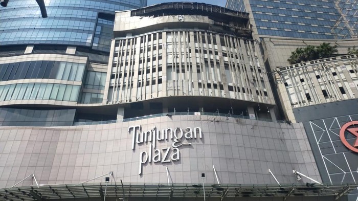 penampakan tunjungan plaza 5 surabaya terbakar