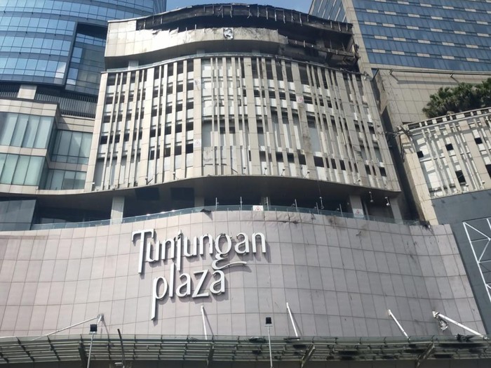 penampakan tunjungan plaza 5 surabaya terbakar