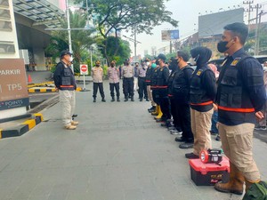Pastikan Penyebab Kebakaran TP 5, Ini Alat Perang yang Dibawa Labfor