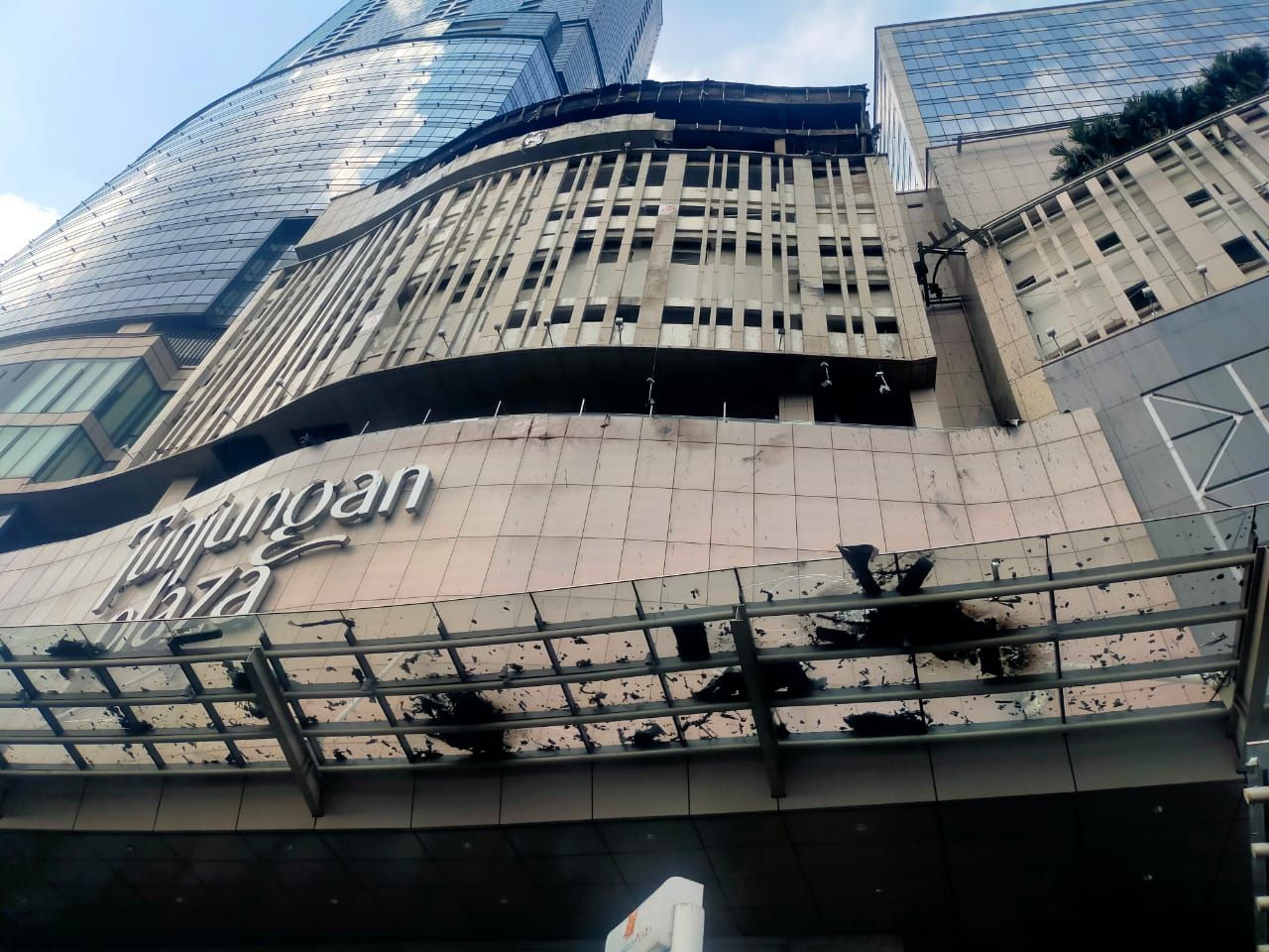 penampakan tunjungan plaza terbakar