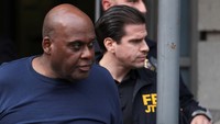 Dilansir dari Associated Press, pelaku Frank R. James menelepon Departemen Kepolisian New York pada hari Rabu sore (13/4), untuk mengatakan bahwa dia berada di dalam restoran McDonalds di Manhattan. Dia memberi tahu pihak berwenang untuk datang dan menjemputnya, kata pejabat penegak hukum. (REUTERS/Andrew Kelly)