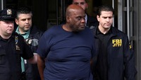Frank James, tersangka penembakan kereta bawah tanah Brooklyn berjalan di luar kantor polisi di New York City, New York, AS, Rabu, (13/4/2022). (REUTERS/Andrew Kelly)