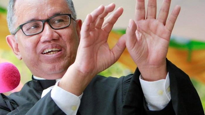 Sekretaris Eksekutif Akademi Lutheran Indonesia, Pdt (Emeritus) Bonar H Lumban Tobing dalam salah satu pelayanan acara ibadah.