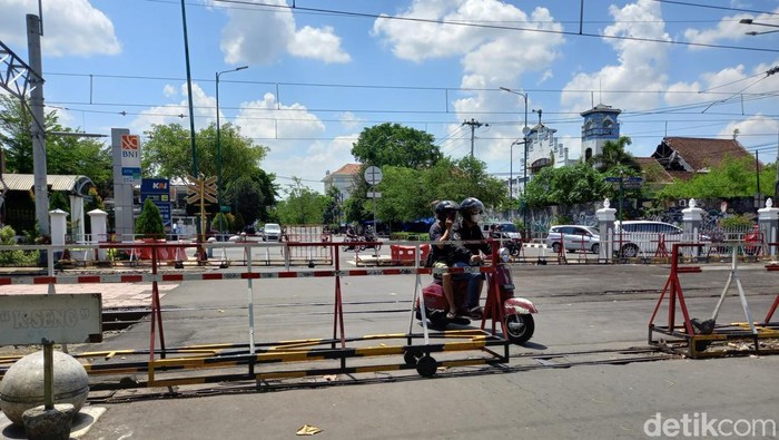 Pengendara motor melintasi teteg Malioboro, Kamis (14/4/2022).