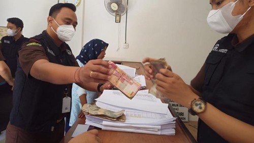Penggeledahan Kantor Badan Usaha Milik Desa (BUMDes) Karya Mandiri, Desa Kampung Toyapakeh, Kecamatan Nusa Penida, Kabupaten Klungkung. Penggeledahan dilakukan pada Rabu (13/4)