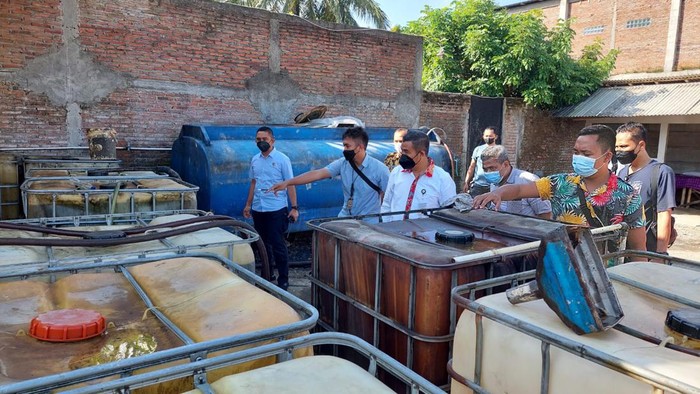Polisi memeriksa gudang perusahaan pemilik truk yang diduga menjadi tempat penimbunan solar bersubsidi di Cilacap.