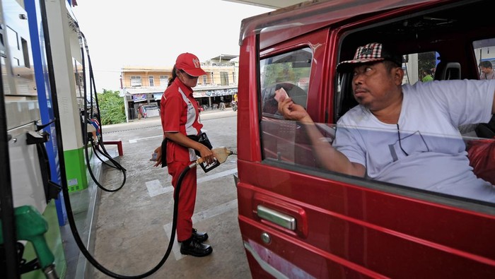 Petugas mengisi BBM ke kendaraan konsumen di SPBU 24.361.77 Mayang Mangurai, Kota Baru, Jambi, Kamis (14/4/2022). Pertamina Patra Niaga Regional Sumbagsel mengerahkan 384 unit armada mobil tangki, 27 unit bridger avtur, dan menyiapkan 174 unit skid tank untuk LPG, serta 16 titik SPBU kantung dan 15 titik layanan motoris pada jalur mudik guna mengamankan pasokan energi selama Ramadhan dan mudik Lebaran tahun 2022. ANTARA FOTO/Wahdi Septiawan/YU