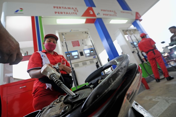 Petugas mengisi BBM ke kendaraan konsumen di SPBU 24.361.77 Mayang Mangurai, Kota Baru, Jambi, Kamis (14/4/2022). Pertamina Patra Niaga Regional Sumbagsel mengerahkan 384 unit armada mobil tangki, 27 unit bridger avtur, dan menyiapkan 174 unit skid tank untuk LPG, serta 16 titik SPBU kantung dan 15 titik layanan motoris pada jalur mudik guna mengamankan pasokan energi selama Ramadhan dan mudik Lebaran tahun 2022. ANTARA FOTO/Wahdi Septiawan/YU