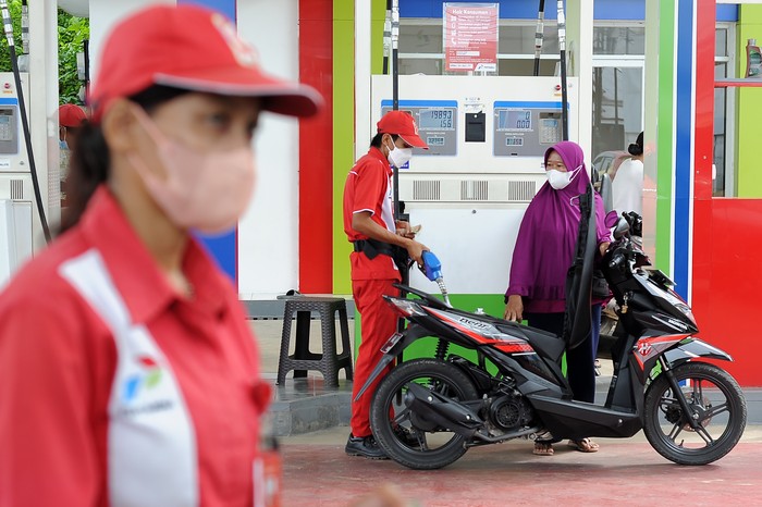 Petugas mengisi BBM ke kendaraan konsumen di SPBU 24.361.77 Mayang Mangurai, Kota Baru, Jambi, Kamis (14/4/2022). Pertamina Patra Niaga Regional Sumbagsel mengerahkan 384 unit armada mobil tangki, 27 unit bridger avtur, dan menyiapkan 174 unit skid tank untuk LPG, serta 16 titik SPBU kantung dan 15 titik layanan motoris pada jalur mudik guna mengamankan pasokan energi selama Ramadhan dan mudik Lebaran tahun 2022. ANTARA FOTO/Wahdi Septiawan/YU