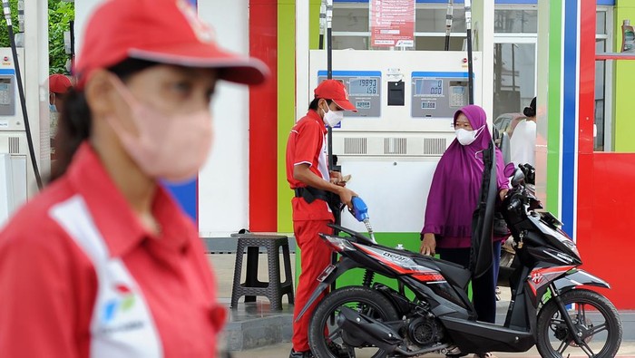PERTAMINA JAMIN KETERSEDIAAN BBM SELAMA ARUS MUDIK LEBARAN Petugas mengisi BBM ke kendaraan konsumen di SPBU 24.361.77 Mayang Mangurai, Kota Baru, Jambi, Kamis (14/4/2022). Pertamina Patra Niaga Regional Sumbagsel mengerahkan 384 unit armada mobil tangki, 27 unit bridger avtur, dan menyiapkan 174 unit skid tank untuk LPG, serta 16 titik SPBU kantung dan 15 titik layanan motoris pada jalur mudik guna mengamankan pasokan energi selama Ramadhan dan mudik Lebaran tahun 2022. ANTARA FOTO/Wahdi Septiawan/YU