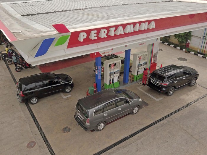 Petugas mengisi BBM ke kendaraan konsumen di SPBU 24.361.77 Mayang Mangurai, Kota Baru, Jambi, Kamis (14/4/2022). Pertamina Patra Niaga Regional Sumbagsel mengerahkan 384 unit armada mobil tangki, 27 unit bridger avtur, dan menyiapkan 174 unit skid tank untuk LPG, serta 16 titik SPBU kantung dan 15 titik layanan motoris pada jalur mudik guna mengamankan pasokan energi selama Ramadhan dan mudik Lebaran tahun 2022. ANTARA FOTO/Wahdi Septiawan/YU