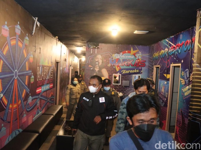 Petugas melakukan razi ke lokasi karaoke yang masih buka selama Ramadan. Meski telah ada SE tentang larangan beroperasi. Tapi sejumlah karaoke di Blitar banyak ditemukan masih beroperasi.
