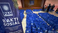 Penerima sumbangan paket sembako ini antara lain petugas kebersihan, petugas taman, teknisi dan petugas keamanan di DPR dan Rumah Jabatan Anggota (RJA).