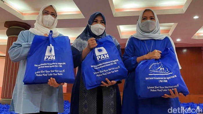 PIA PAN Berbagi 1000 Paket Sembako Di tengah Kelangkaan Minyak Goreng dan naiknya harga sembako di Bulan Ramadan, Persaudaraan Istri Anggota DPR Fraksi PAN (PIA FPAN) berbagi 1035 paket sembako untuk petugas di Kompleks Parlemen Senayan, Jakarta, Kamis (14/04/2022).