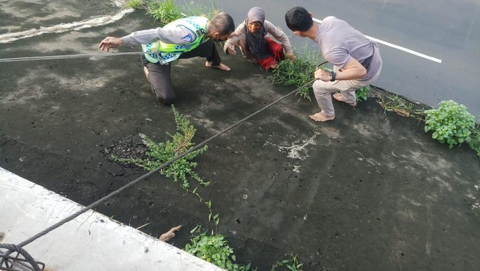 Polantas evakuasi nenek nyasar di Tol JORR (Istimewa)