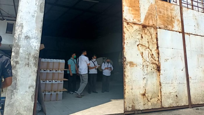 Polda Metro Jaya menggerebek gudang minyak goreng curah di Jaksel, Kamis (14/4/2022).