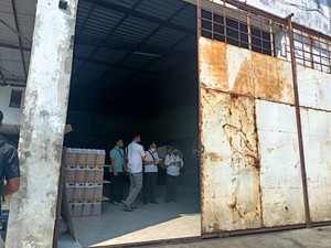 Polisi Segel Gudang Minyak Curah Kemasan Jeriken 5 Liter di Jaksel