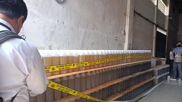 Polda Metro Jaya menggerebek gudang minyak goreng curah di Jaksel, Kamis (14/4/2022).