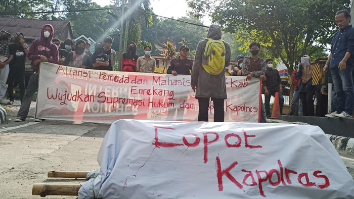 Polres Enrekang Digeruduk Buntut Oknum Polisi Tonjok Mahasiswa Saat Demo