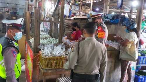 Aparat Polresta Denpasar sambangi pasar tradisional untuk ingatkan warga tentang COVID-19.