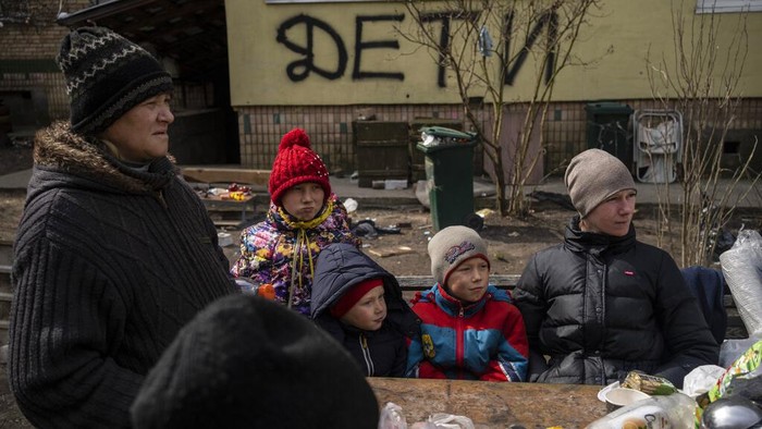 Anak-anak ‘Dipaksa’ Dewasa di Garis Depan Ukraina